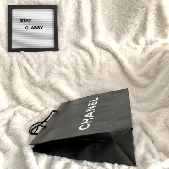 CHANEL Authentic Large Paper Gift bag - Picture 3 of 4